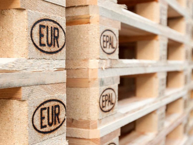 euro pallet with molded blocks