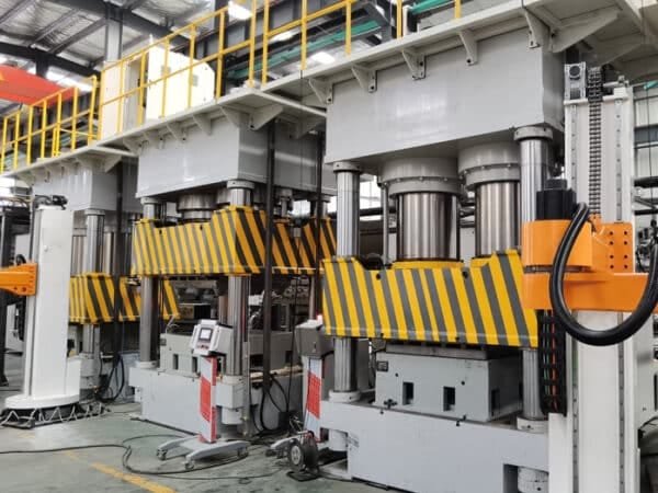 Pallet molding machine