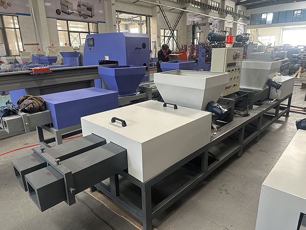 pallet block machine with 2 heads and square hopper white-gray color