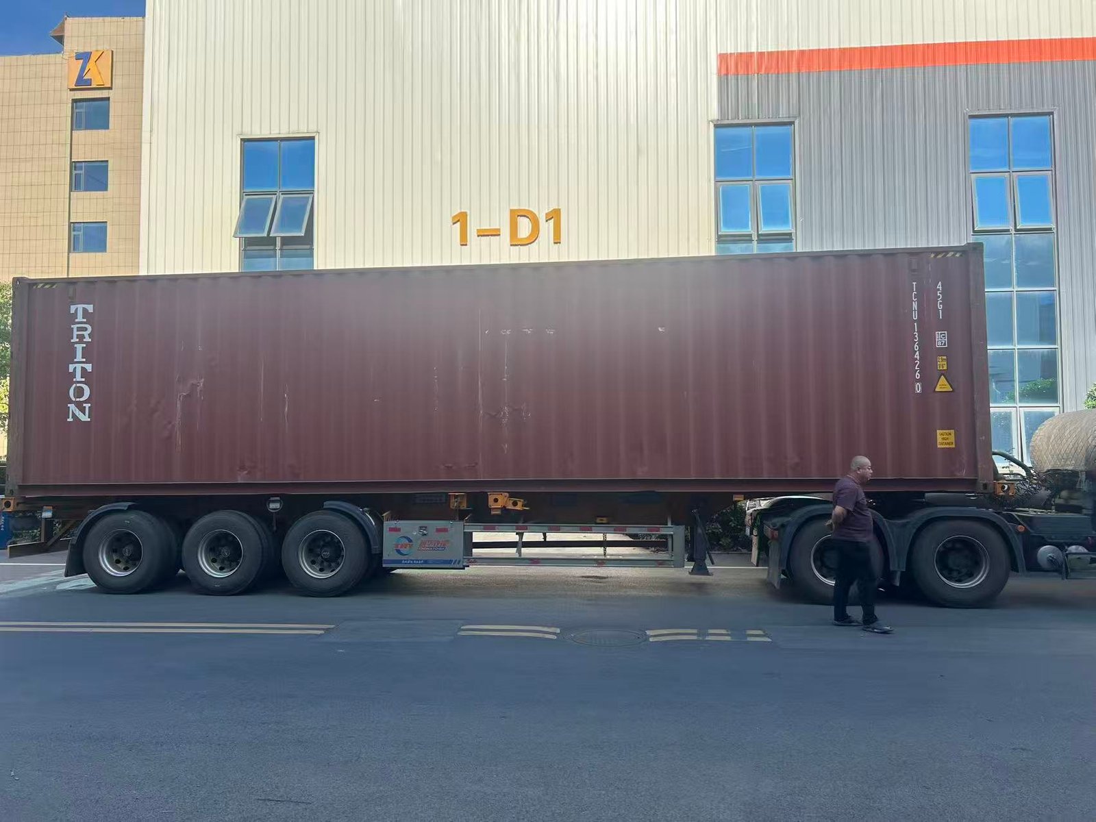 12 containers loading ZK Hydraulic presswood pallet machine lines for export to Mozambique
